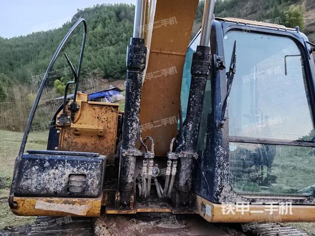 大臂油缸整体 竖拍（工作和回转装置）