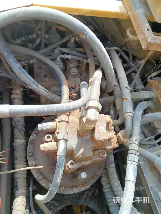 回转马达和主控阀（整机外观）