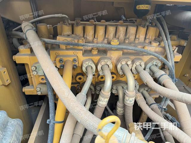 回转马达和主控阀（整机外观）