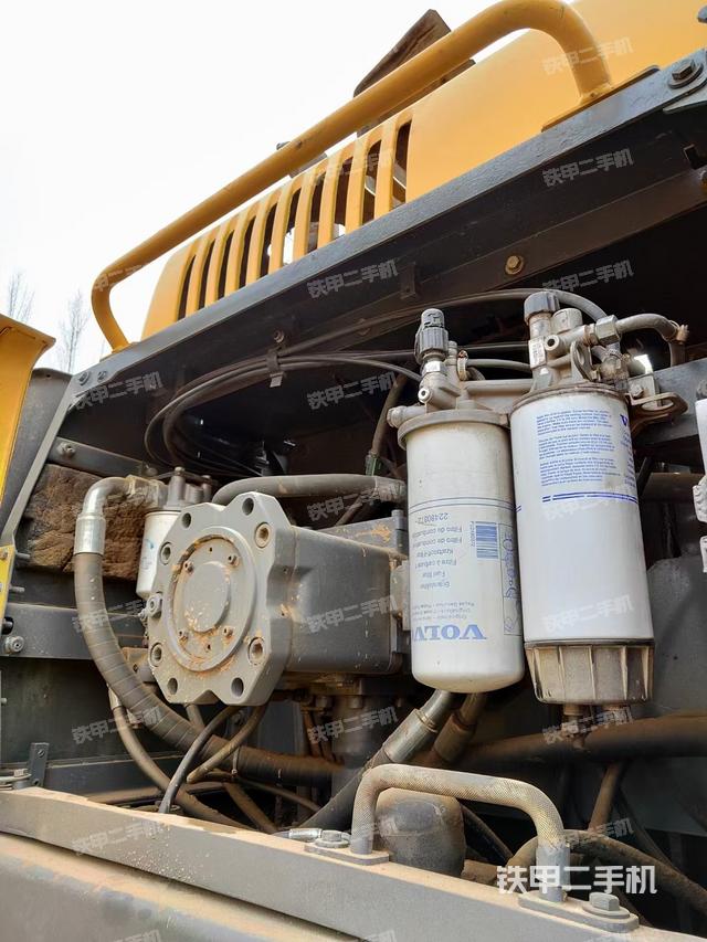 液压泵舱室正面整体（整机外观）