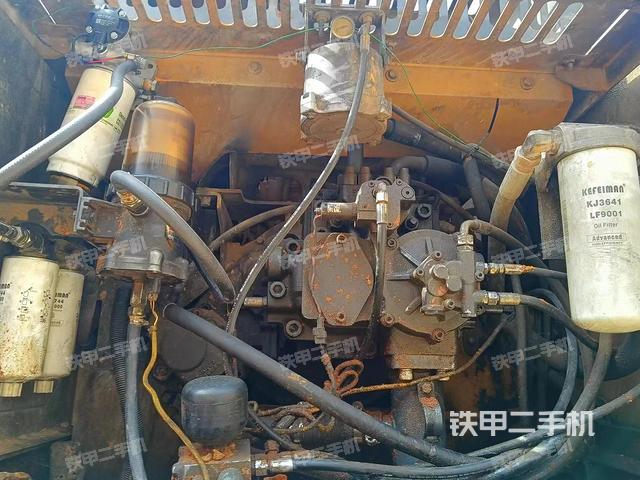 液压泵舱室正面整体（整机外观）