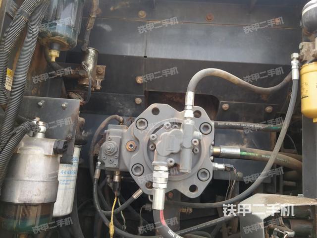 液压泵舱室正面整体（整机外观）