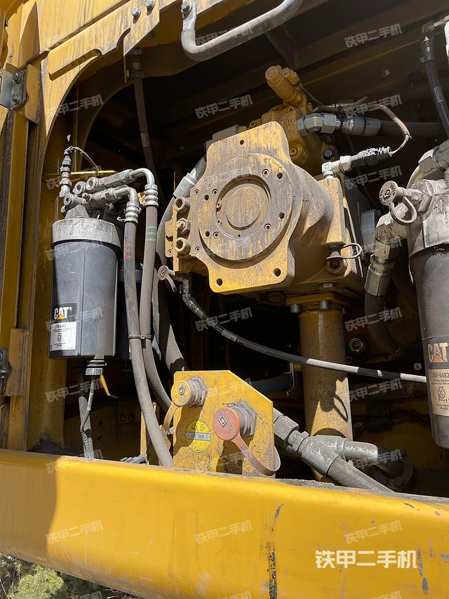 液压泵舱室正面整体（整机外观）