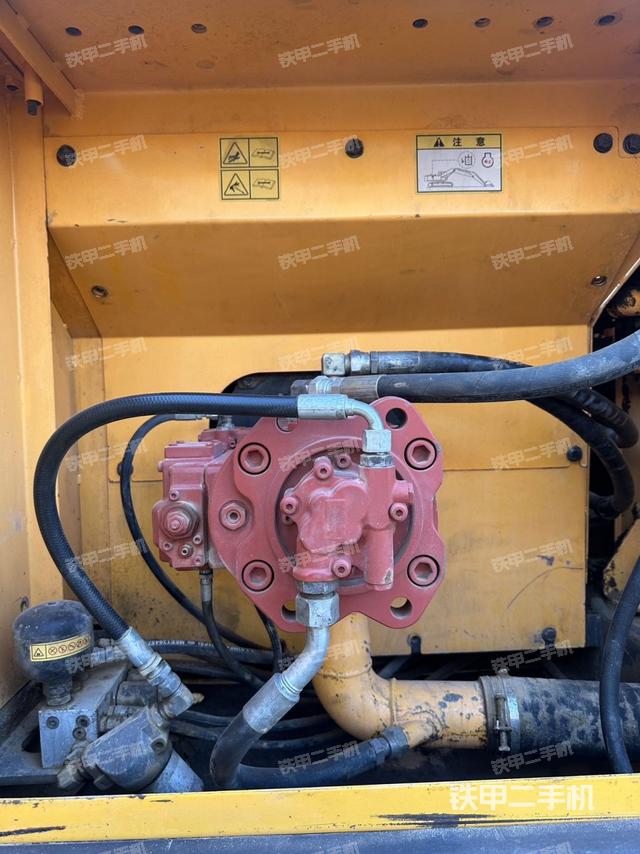 液压泵舱室正面整体（整机外观）