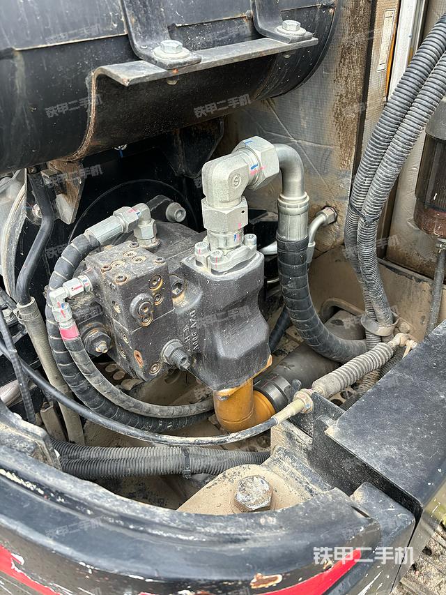 液压泵舱室正面整体（整机外观）