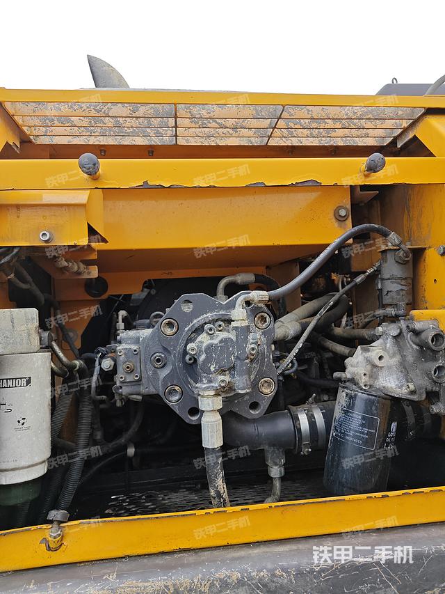 液压泵舱室正面整体（整机外观）