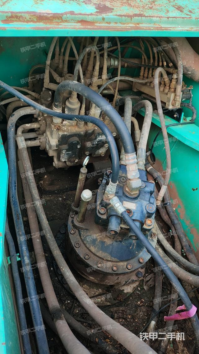 回转马达和主控阀（整机外观）