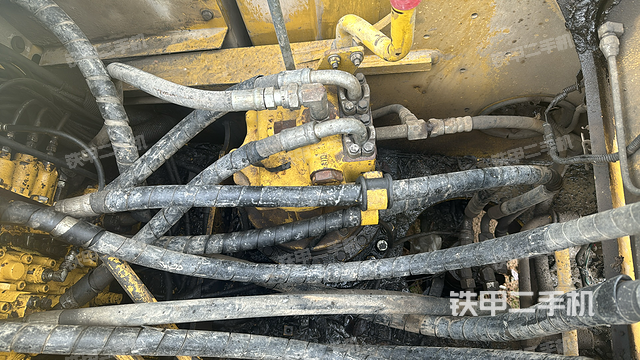 回转马达和主控阀（整机外观）