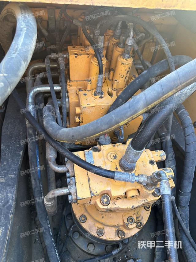 回转马达和主控阀（整机外观）