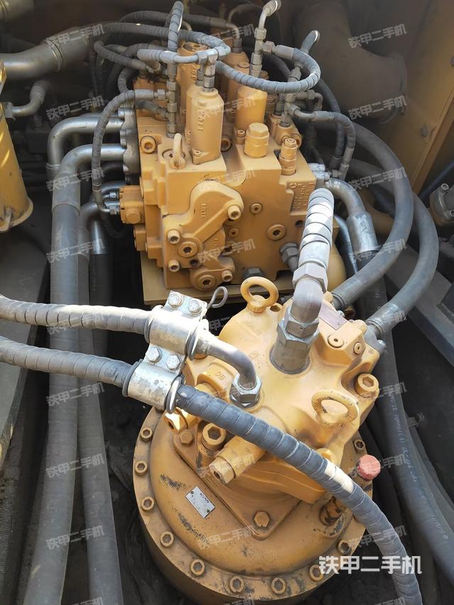 回转马达和主控阀（整机外观）