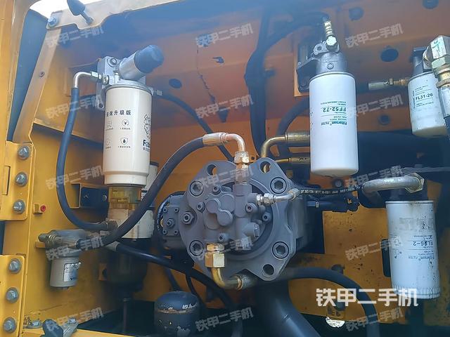 液压泵舱室正面整体（整机外观）