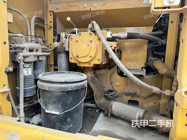 液压泵舱室正面整体（整机外观）