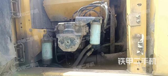 液压泵舱室正面整体（整机外观）