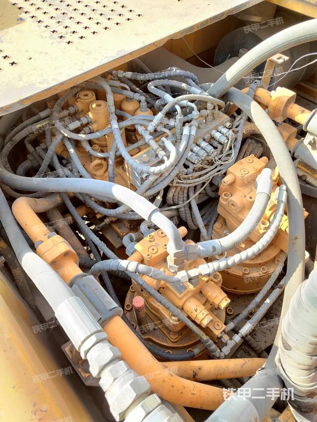 回转马达和主控阀（整机外观）