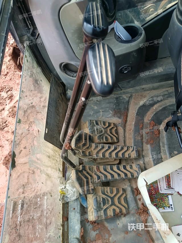 行走控制手柄和踏板?俯拍（駕駛室部分）