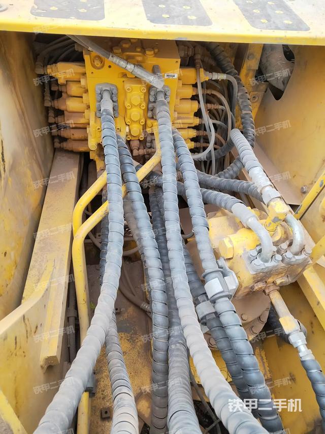 回转马达和主控阀（整机外观）