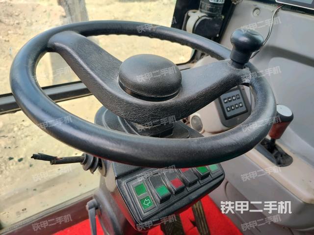 行走控制手柄和踏板?俯拍（駕駛室部分）