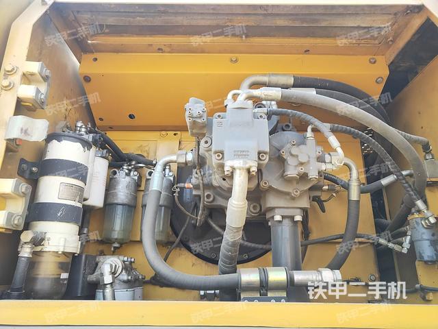 液压泵舱室正面整体（整机外观）