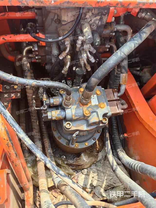 液压泵舱室正面整体（整机外观）