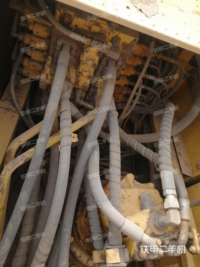 回转马达和主控阀（整机外观）