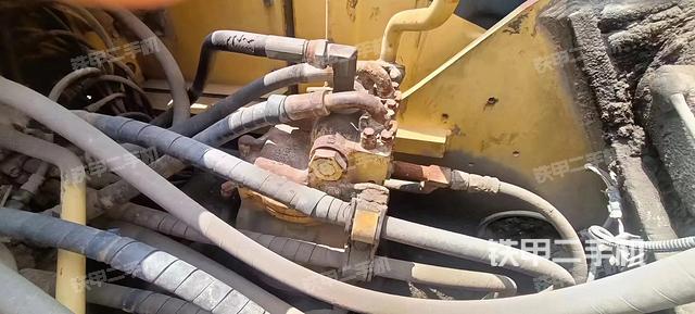 回转马达和主控阀（整机外观）