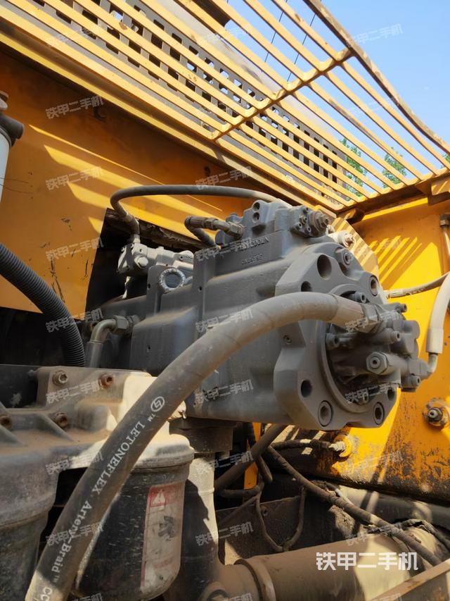 液压泵舱室正面整体（整机外观）