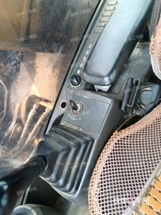 座椅右側(cè)控制臺(tái)/鑰匙門/油門/含右手柄（駕駛室部分）