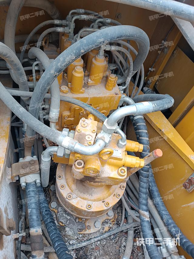 回转马达和主控阀（整机外观）