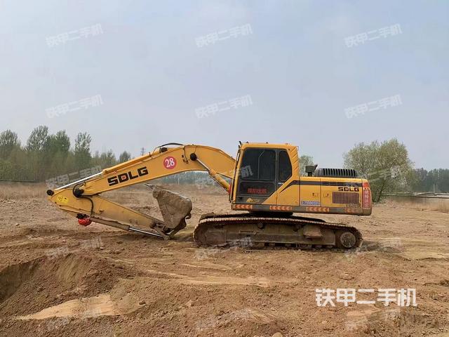 山东临工LG6210E挖掘机的设备实拍-第1张实拍照片