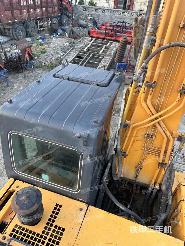 驾驶室顶部（整机外观）