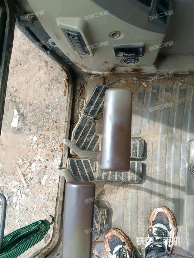 行走控制手柄和踏板?俯拍（駕駛室部分）