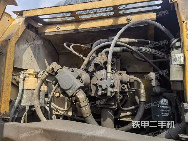 液压泵舱室正面整体（整机外观）