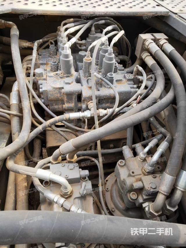 回转马达和主控阀（整机外观）