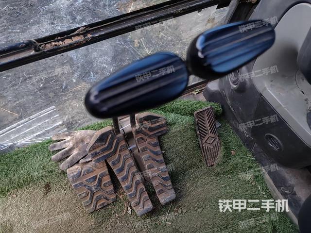 行走控制手柄和踏板 俯拍（驾驶室部分）