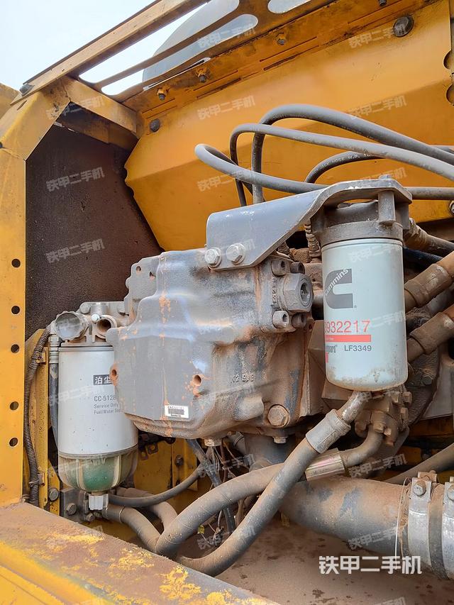 液压泵舱室正面整体（整机外观）