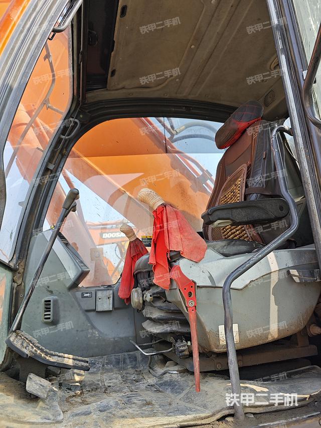 駕駛室整體（整機外觀）