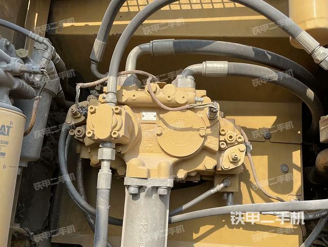 液压泵舱室正面整体（整机外观）