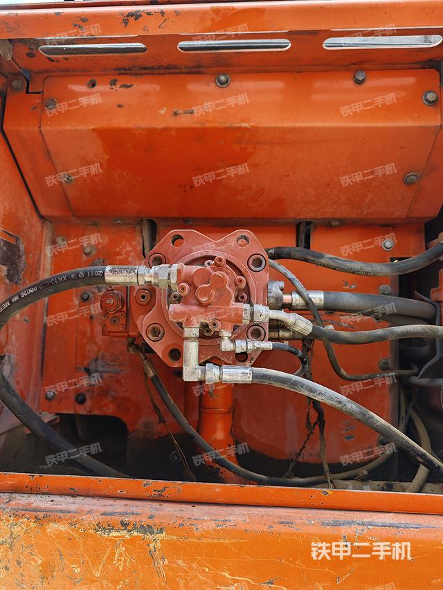 液壓泵艙室正面整體（整機外觀）