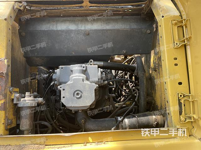 液压泵舱室正面整体（整机外观）