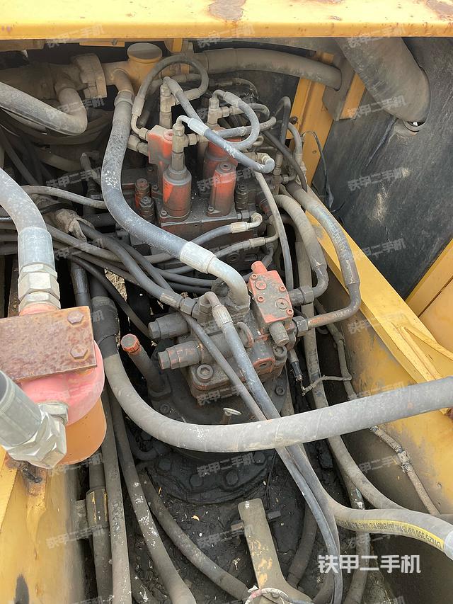 回转马达和主控阀（整机外观）