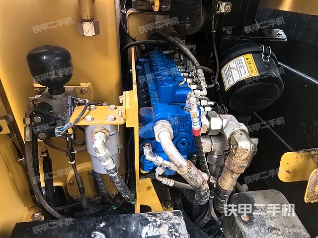 回转马达和主控阀（整机外观）