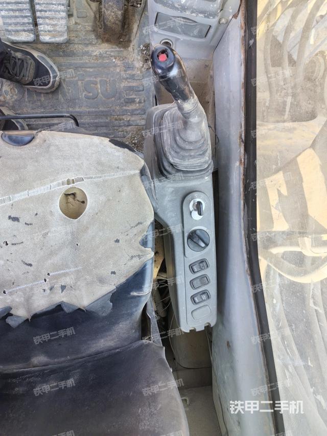 座椅右侧控制台/钥匙门/油门/含右手柄（驾驶室部分）