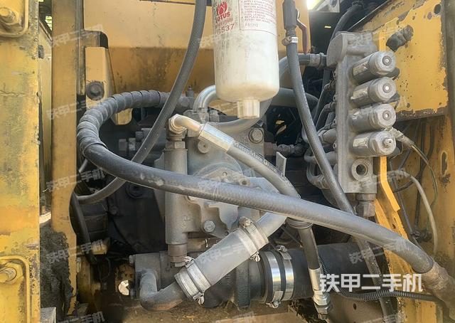 液压泵舱室正面整体（整机外观）