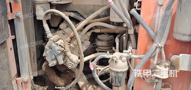 液压泵舱室正面整体（整机外观）