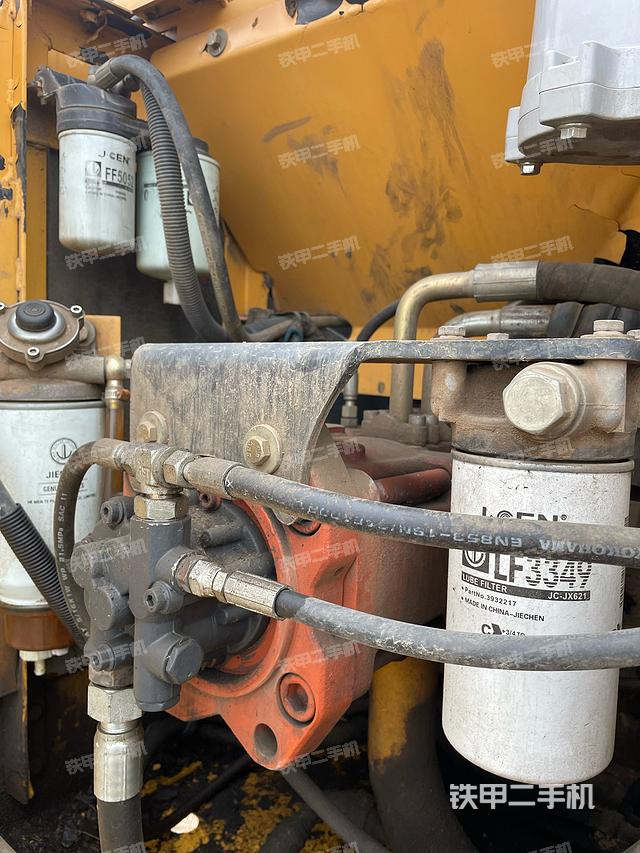 液压泵舱室正面整体（整机外观）