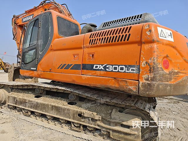 斗山DX300LC挖掘機
