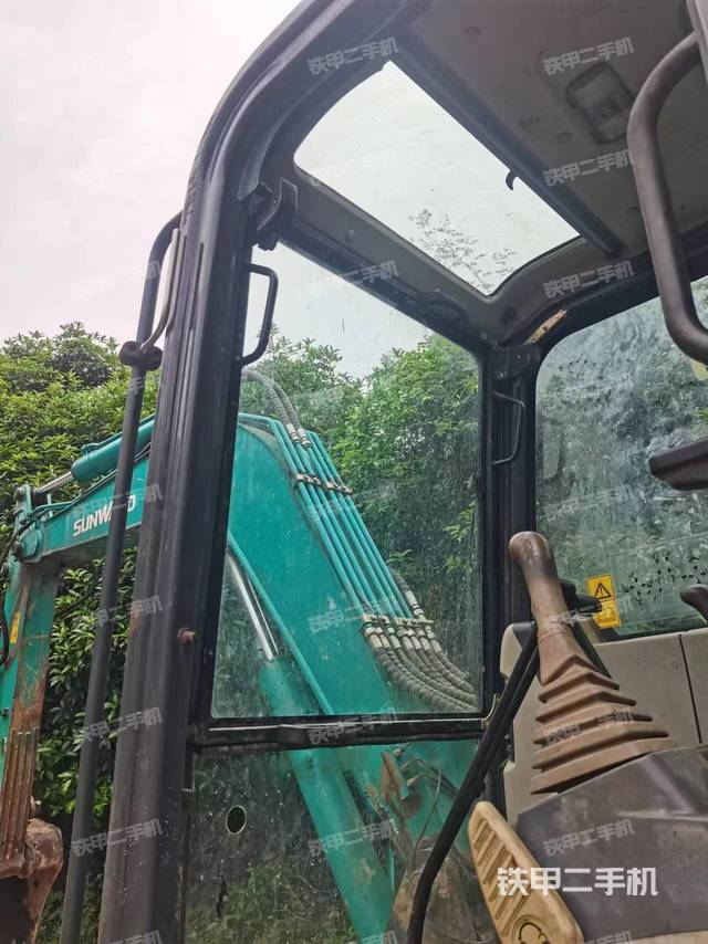 驾驶室顶部（整机外观）