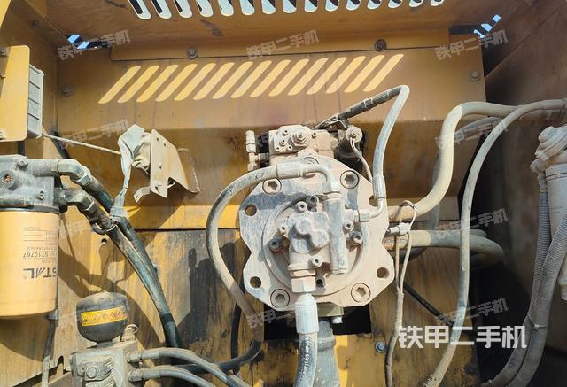 液压泵舱室正面整体（整机外观）