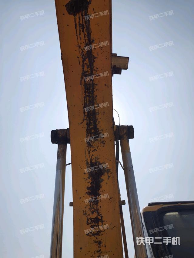 大臂油缸整体 竖拍（工作和回转装置）