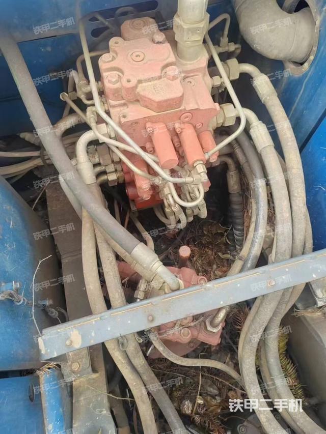 回转马达和主控阀（整机外观）